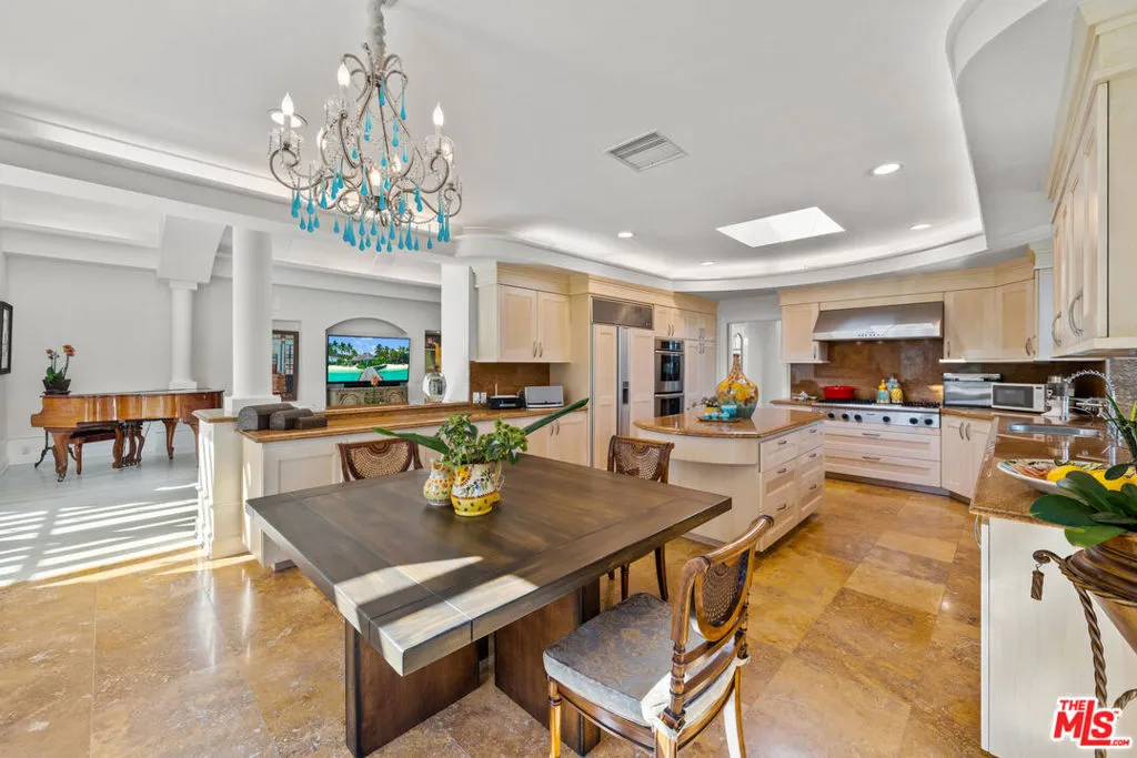 Calabasas, California 91302, United States, 5 Bedrooms Bedrooms, ,5 BathroomsBathrooms,Residential,Active,21990