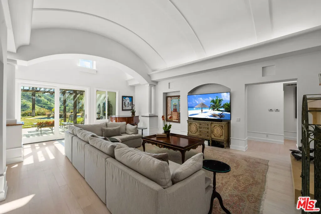 Calabasas, California 91302, United States, 5 Bedrooms Bedrooms, ,5 BathroomsBathrooms,Residential,Active,21990