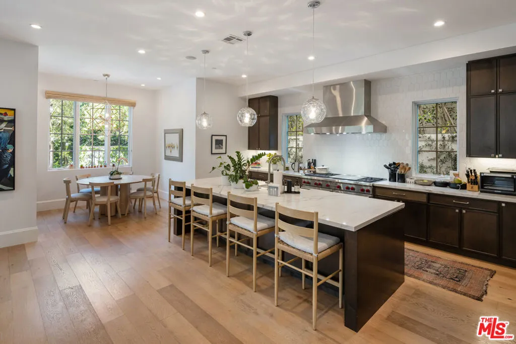 Santa Monica, California 90402, United States, 5 Bedrooms Bedrooms, ,6 BathroomsBathrooms,Residential,Active,102294