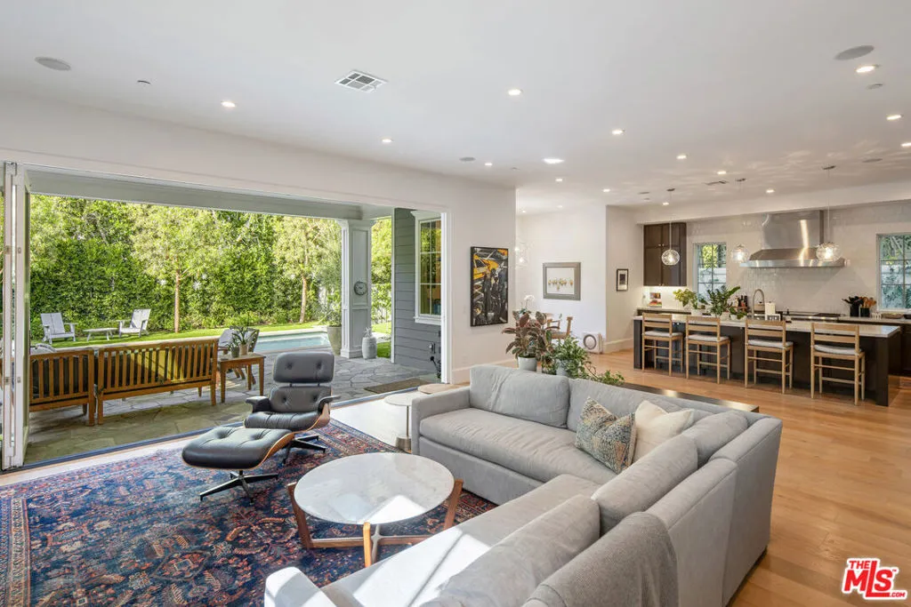 Santa Monica, California 90402, United States, 5 Bedrooms Bedrooms, ,6 BathroomsBathrooms,Residential,Active,102294