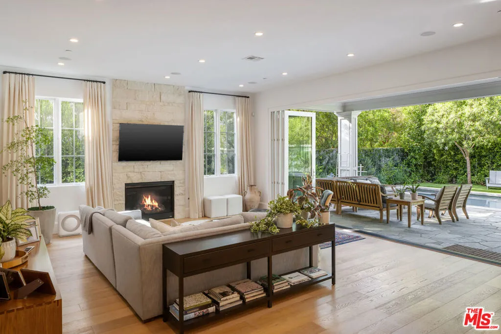 Santa Monica, California 90402, United States, 5 Bedrooms Bedrooms, ,6 BathroomsBathrooms,Residential,Active,102294