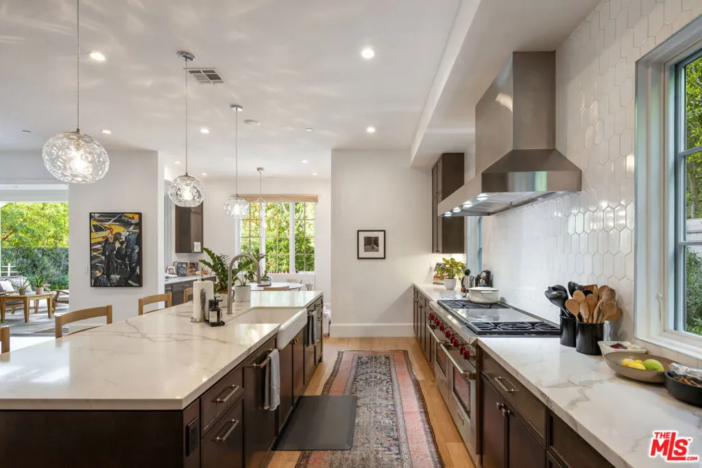 Santa Monica, California 90402, United States, 5 Bedrooms Bedrooms, ,6 BathroomsBathrooms,Residential,Active,102294