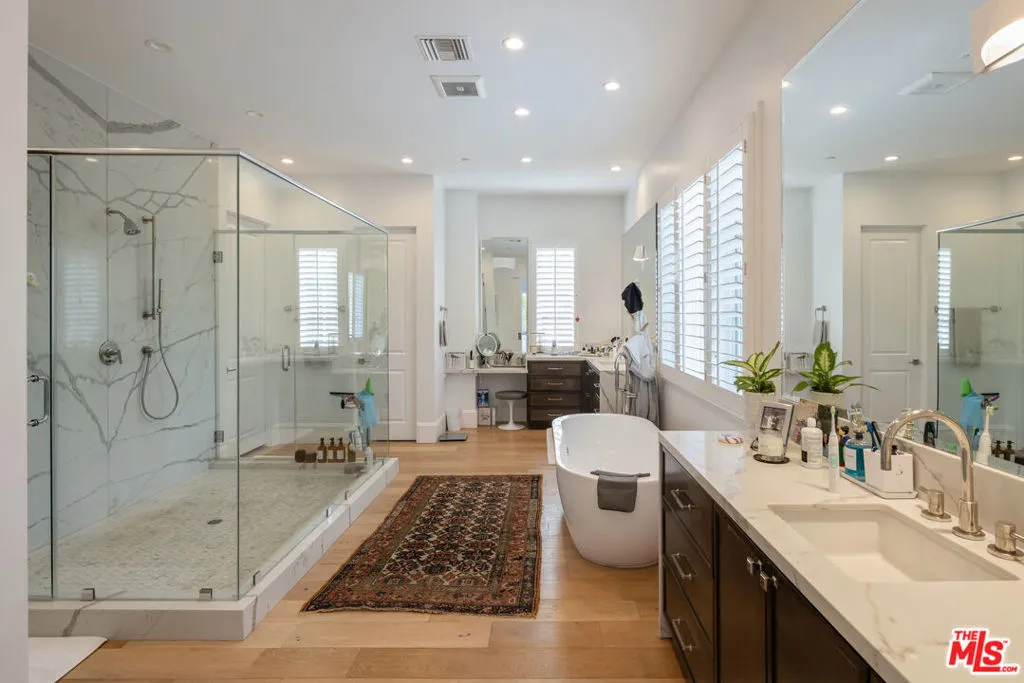 Santa Monica, California 90402, United States, 5 Bedrooms Bedrooms, ,6 BathroomsBathrooms,Residential,Active,102294