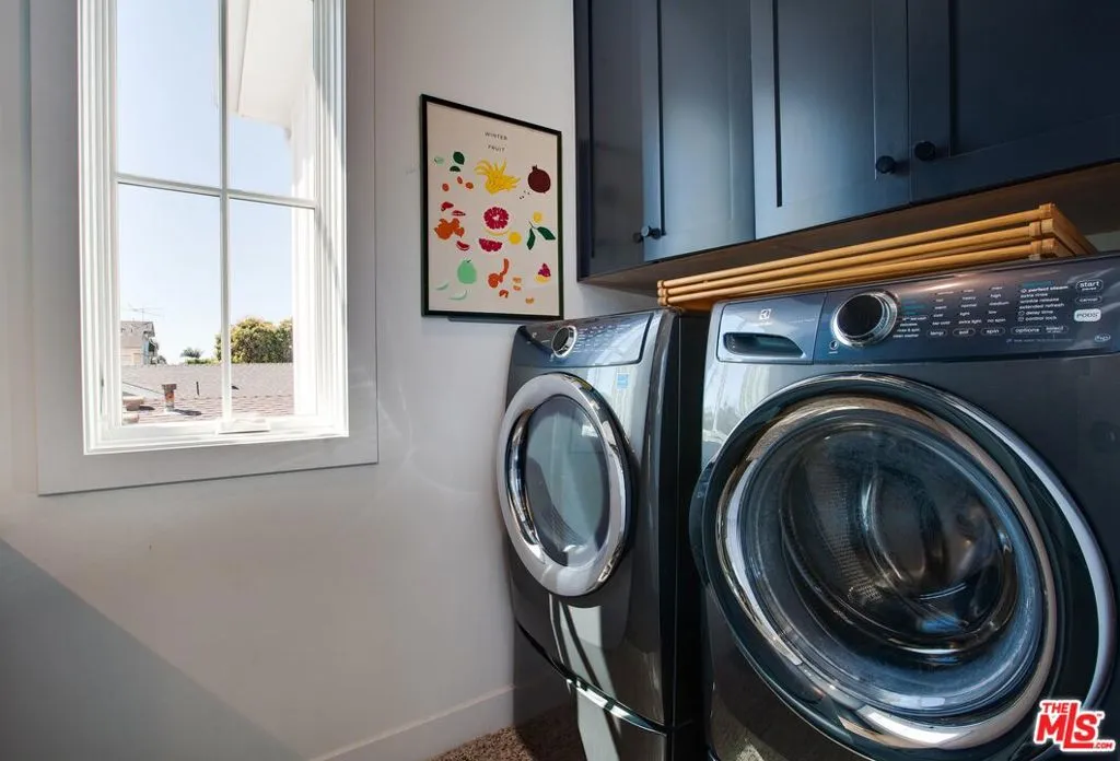 Venice, California 90291, United States, 5 Bedrooms Bedrooms, ,6 BathroomsBathrooms,Residential,Pending,88578