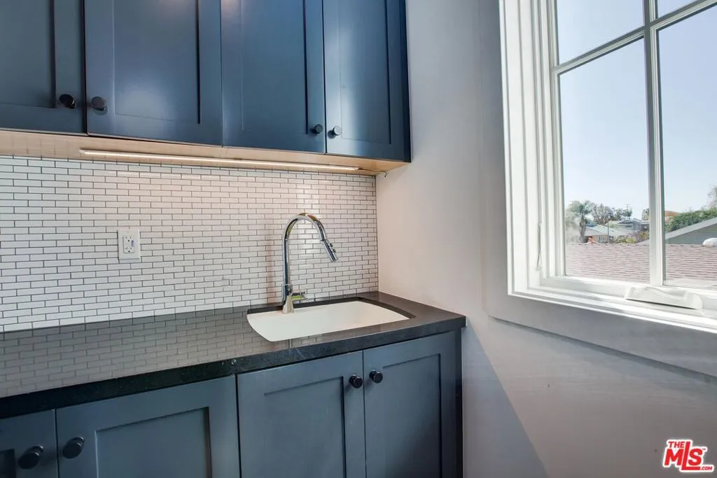 Venice, California 90291, United States, 5 Bedrooms Bedrooms, ,6 BathroomsBathrooms,Residential,Pending,88578