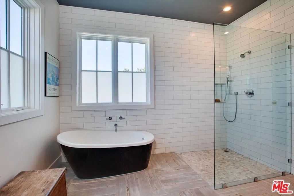 Venice, California 90291, United States, 5 Bedrooms Bedrooms, ,6 BathroomsBathrooms,Residential,Pending,88578