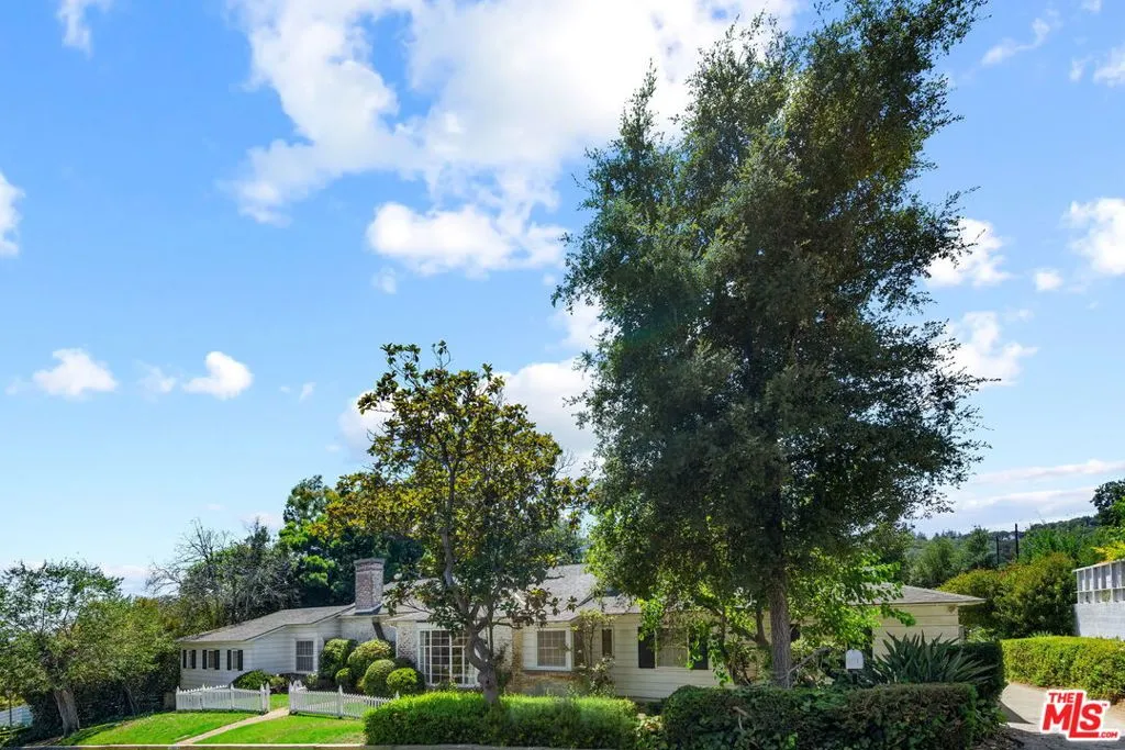 Los Angeles, California 90049, United States, 4 Bedrooms Bedrooms, ,4 BathroomsBathrooms,Residential,Pending,48692