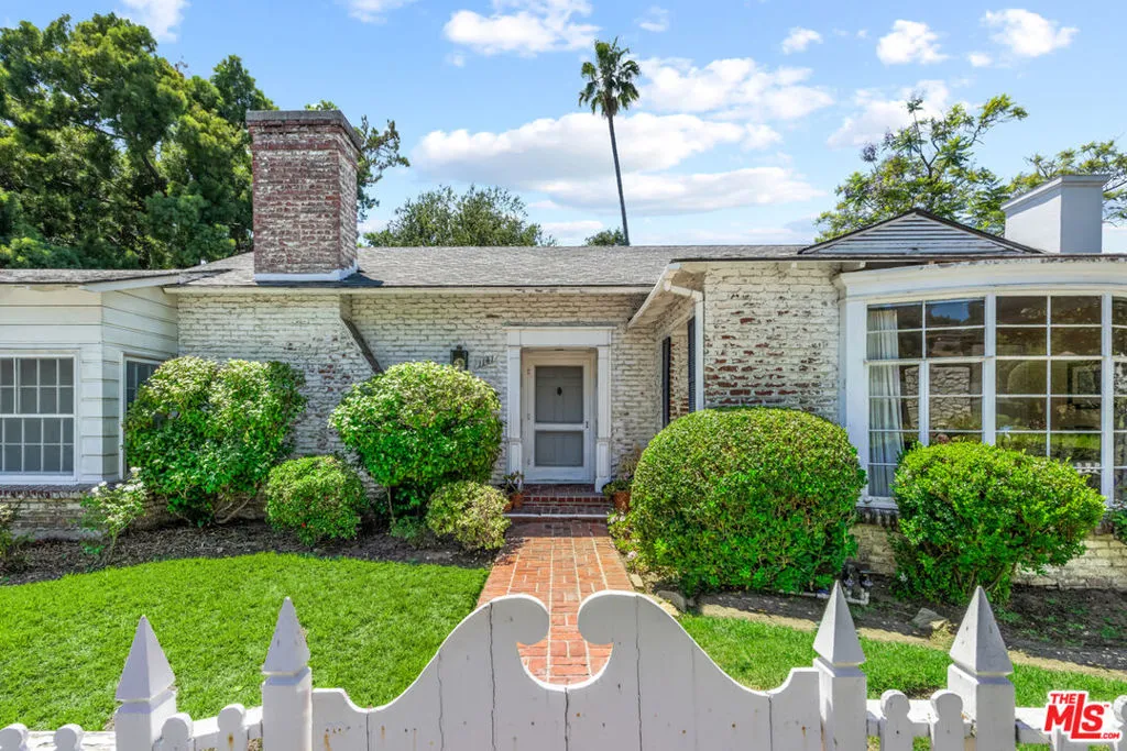 Los Angeles, California 90049, United States, 4 Bedrooms Bedrooms, ,4 BathroomsBathrooms,Residential,Pending,48692