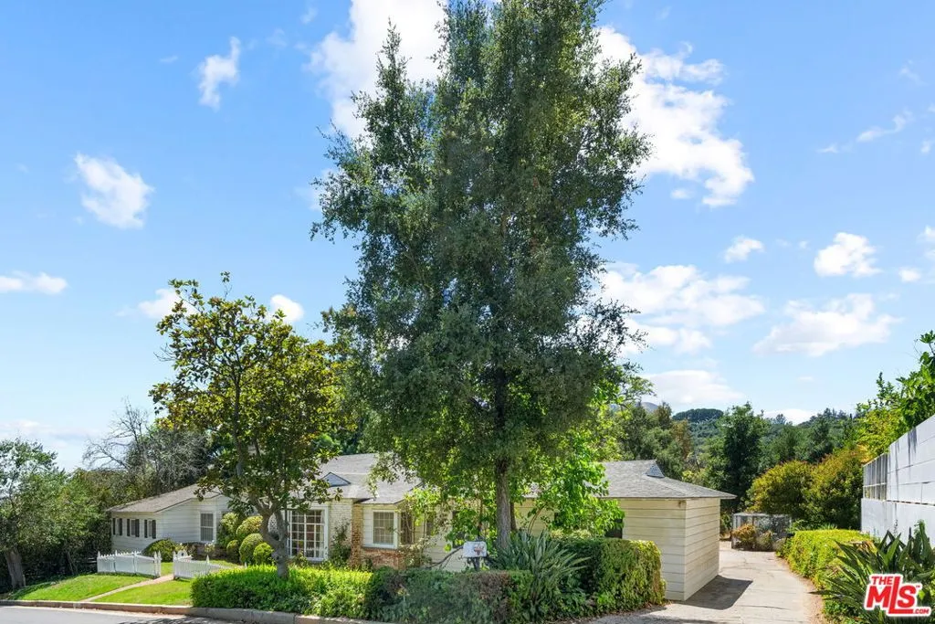 Los Angeles, California 90049, United States, 4 Bedrooms Bedrooms, ,4 BathroomsBathrooms,Residential,Pending,48692