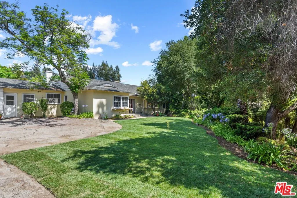 Los Angeles, California 90049, United States, 4 Bedrooms Bedrooms, ,4 BathroomsBathrooms,Residential,Pending,48692