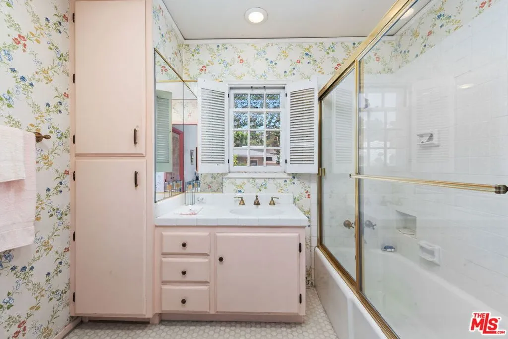 Los Angeles, California 90049, United States, 4 Bedrooms Bedrooms, ,4 BathroomsBathrooms,Residential,Pending,48692