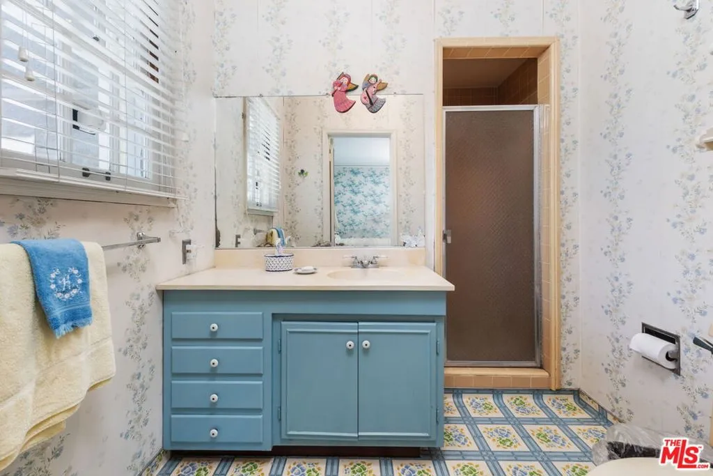 Los Angeles, California 90049, United States, 4 Bedrooms Bedrooms, ,4 BathroomsBathrooms,Residential,Pending,48692