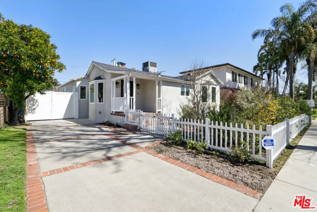 Toluca Lake, California 91602, United States, 3 Bedrooms Bedrooms, ,2 BathroomsBathrooms,Residential,Active,94630 Toluca Lake, California 91602, United States, 3 Bedrooms Bedrooms, ,2 BathroomsBathrooms,Residential,Active,94630