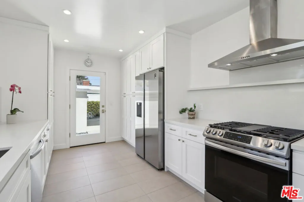 Toluca Lake, California 91602, United States, 3 Bedrooms Bedrooms, ,2 BathroomsBathrooms,Residential,Active,94630