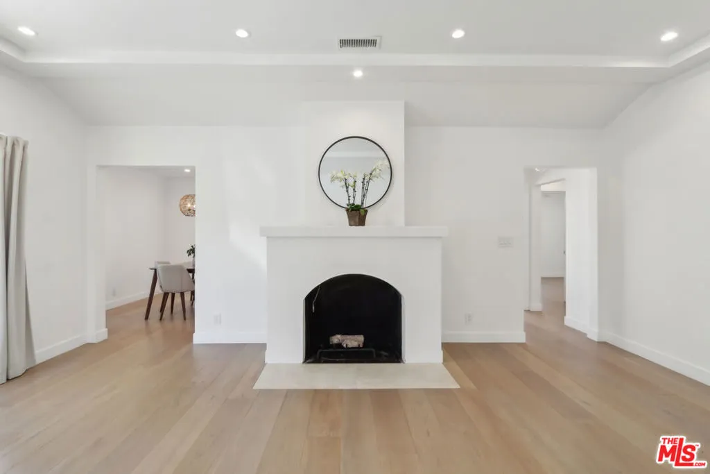 Toluca Lake, California 91602, United States, 3 Bedrooms Bedrooms, ,2 BathroomsBathrooms,Residential,Active,94630