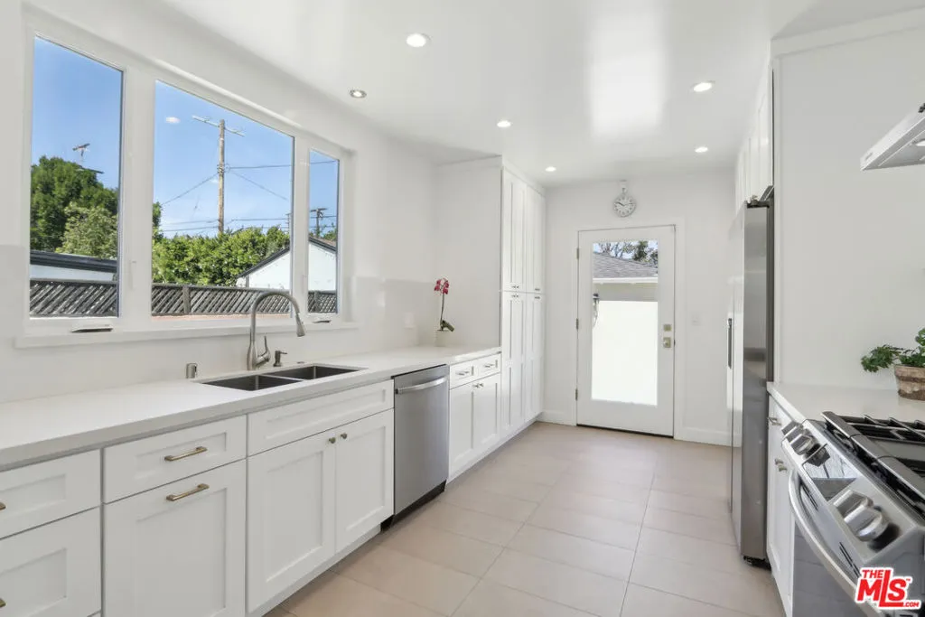 Toluca Lake, California 91602, United States, 3 Bedrooms Bedrooms, ,2 BathroomsBathrooms,Residential,Active,94630