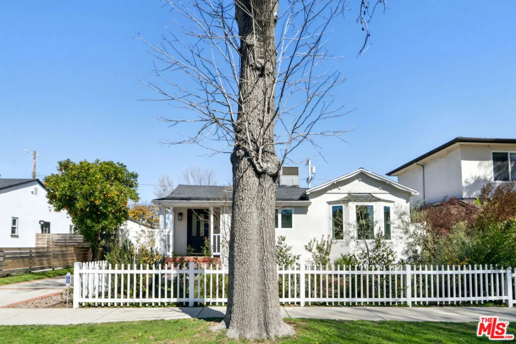 Toluca Lake, California 91602, United States, 3 Bedrooms Bedrooms, ,2 BathroomsBathrooms,Residential,Active,94630