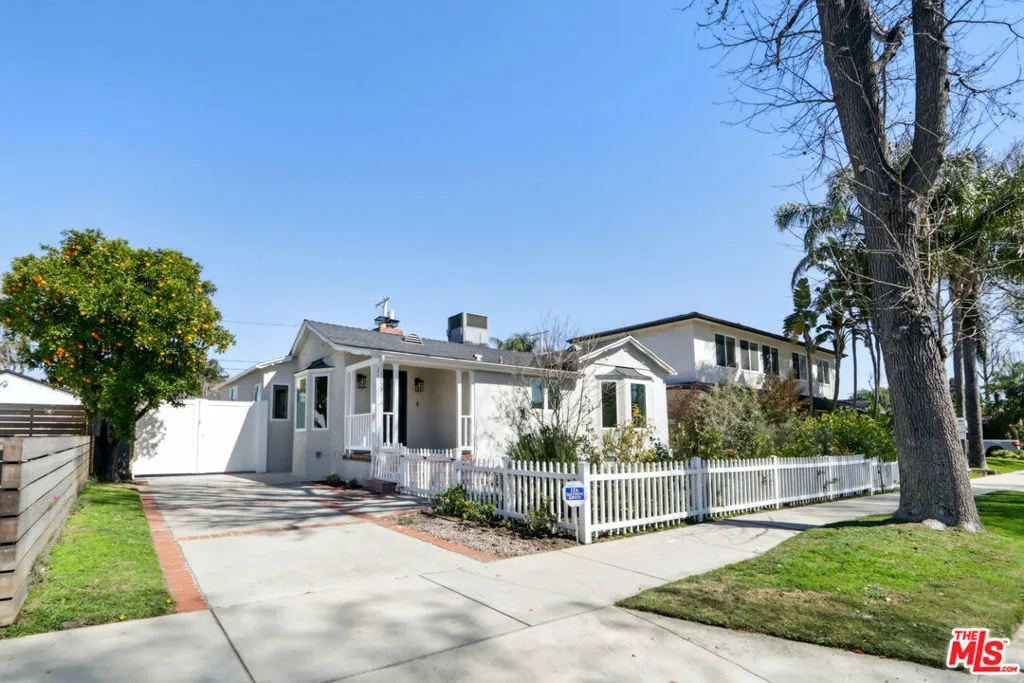 Toluca Lake, California 91602, United States, 3 Bedrooms Bedrooms, ,2 BathroomsBathrooms,Residential,Active,94630