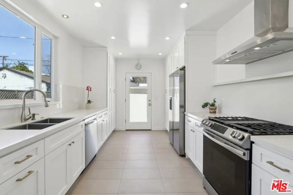 Toluca Lake, California 91602, United States, 3 Bedrooms Bedrooms, ,2 BathroomsBathrooms,Residential,Active,94630