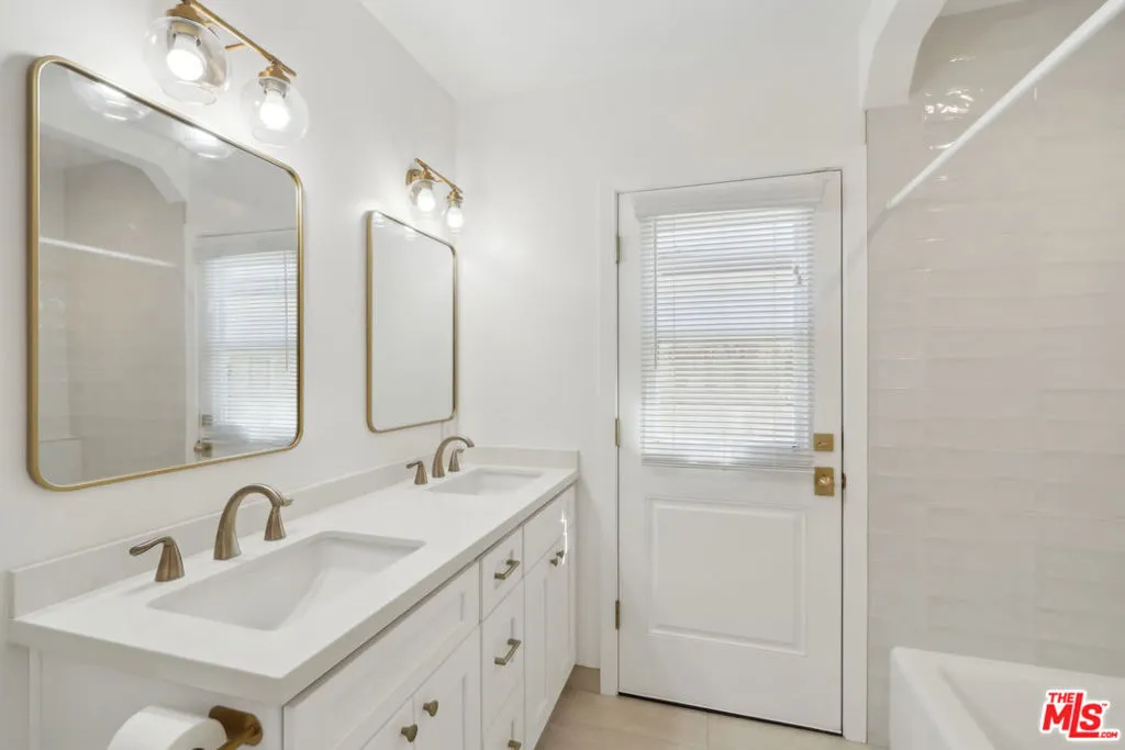 Toluca Lake, California 91602, United States, 3 Bedrooms Bedrooms, ,2 BathroomsBathrooms,Residential,Active,94630