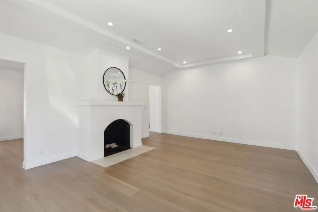 Toluca Lake, California 91602, United States, 3 Bedrooms Bedrooms, ,2 BathroomsBathrooms,Residential,Active,94630