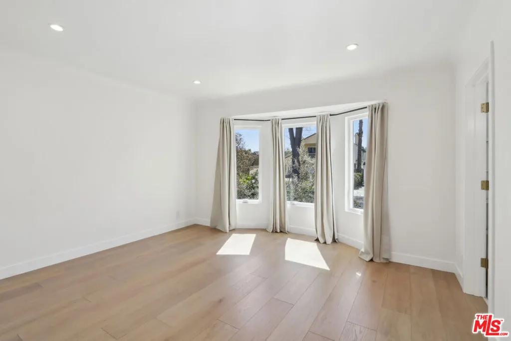 Toluca Lake, California 91602, United States, 3 Bedrooms Bedrooms, ,2 BathroomsBathrooms,Residential,Active,94630