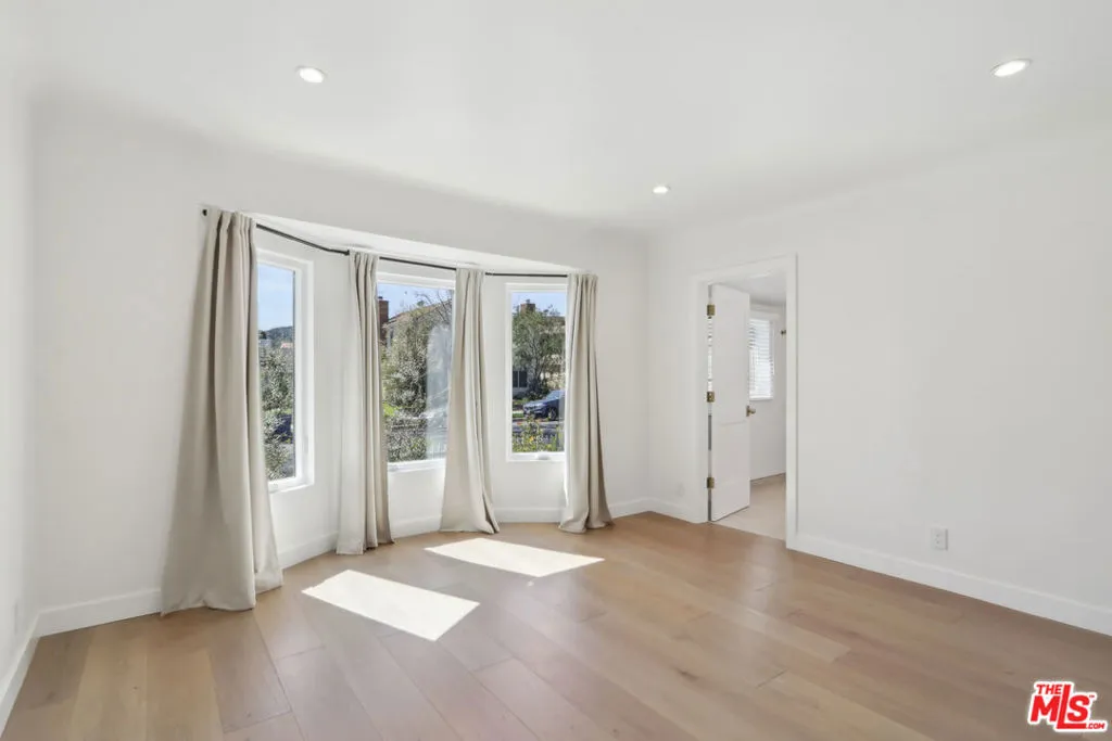 Toluca Lake, California 91602, United States, 3 Bedrooms Bedrooms, ,2 BathroomsBathrooms,Residential,Active,94630