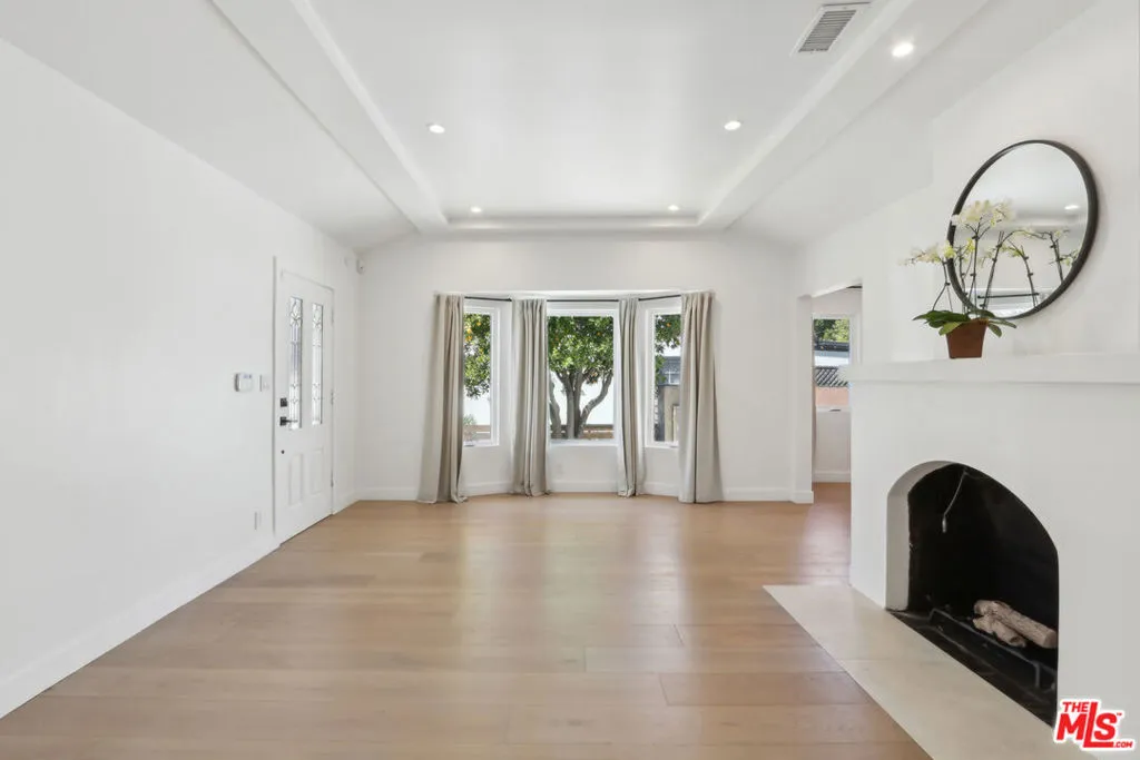 Toluca Lake, California 91602, United States, 3 Bedrooms Bedrooms, ,2 BathroomsBathrooms,Residential,Active,94630