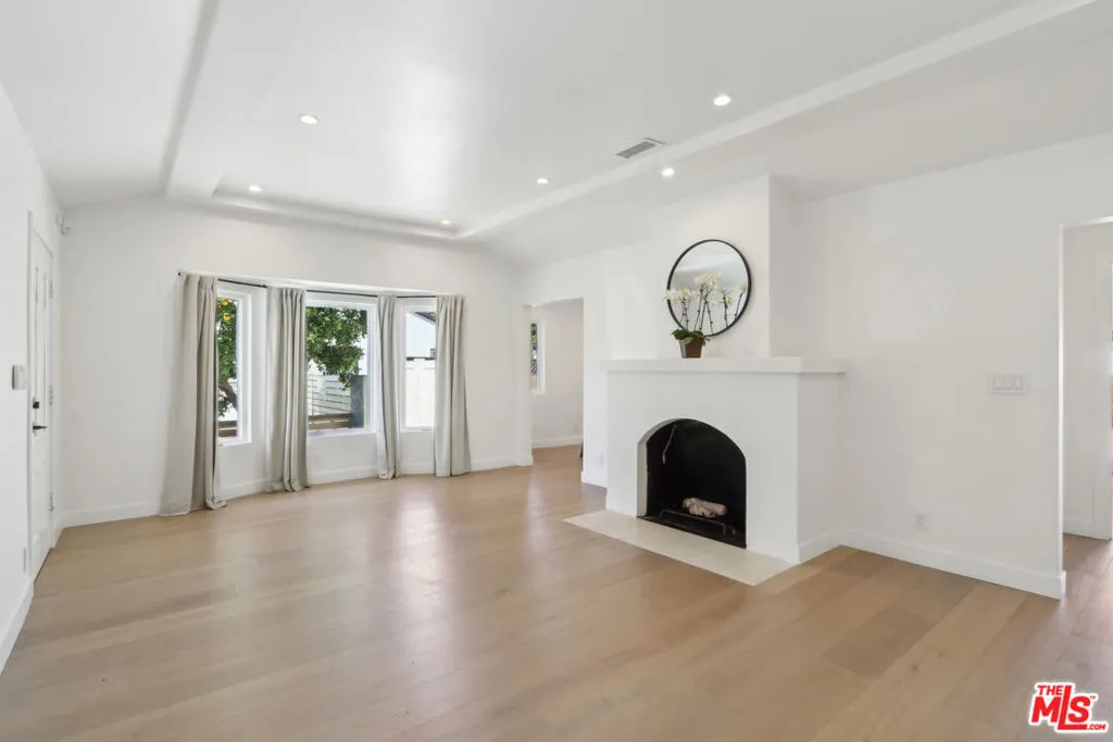 Toluca Lake, California 91602, United States, 3 Bedrooms Bedrooms, ,2 BathroomsBathrooms,Residential,Active,94630