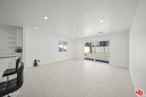 Single Family Residence in Palm Springs CA 373 Avenida Cerca 15.jpg