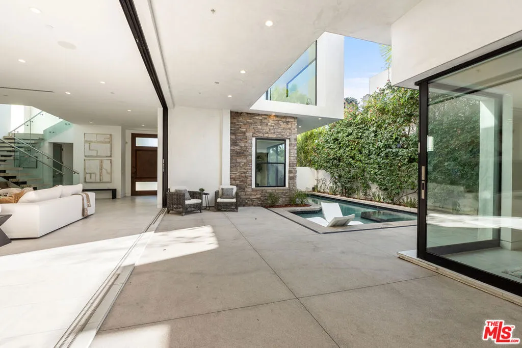 Los Angeles, California 90046, United States, 4 Bedrooms Bedrooms, ,5 BathroomsBathrooms,Residential,Active,113667