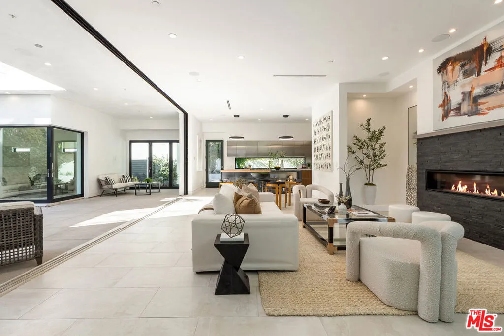 Los Angeles, California 90046, United States, 4 Bedrooms Bedrooms, ,5 BathroomsBathrooms,Residential,Active,113667