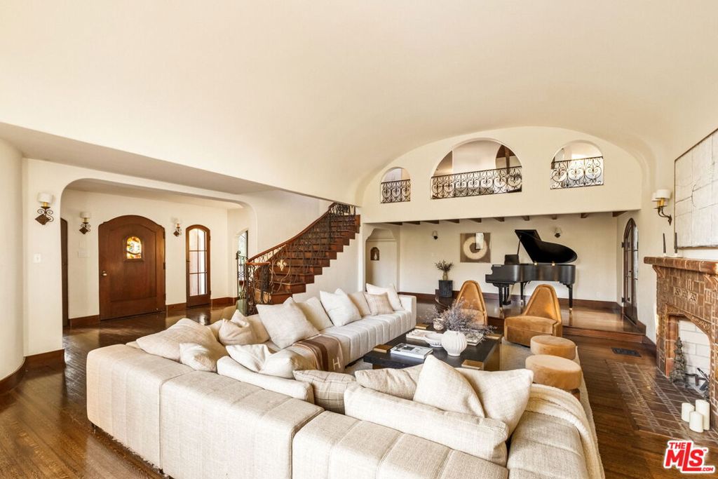 Properties 3 4352 Forman Avenue