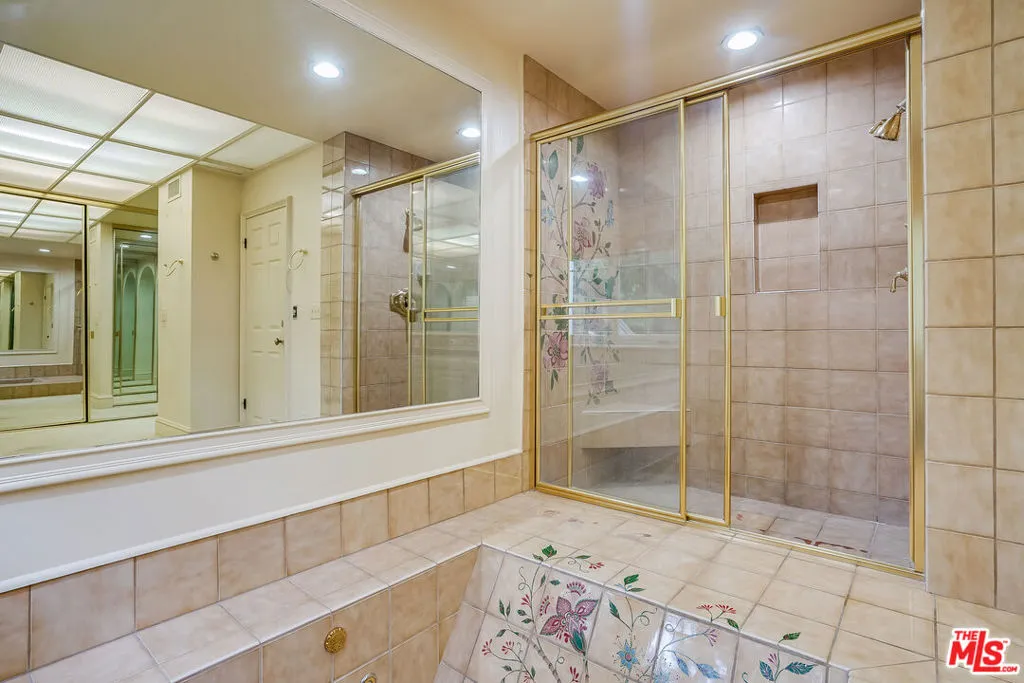 Los Angeles, California 90049, United States, 2 Bedrooms Bedrooms, ,3 BathroomsBathrooms,Residential,Active,19097