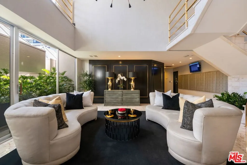 West Hollywood, California 90069, United States, 1 Bedroom Bedrooms, ,2 BathroomsBathrooms,Residential,Active,19838