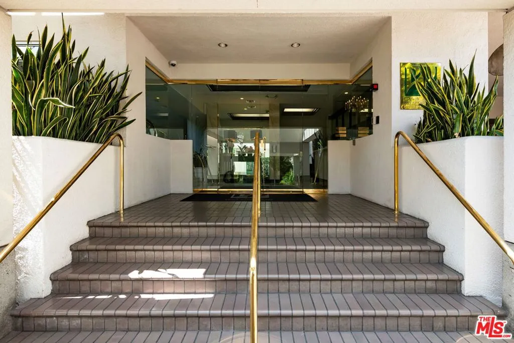 West Hollywood, California 90069, United States, 1 Bedroom Bedrooms, ,2 BathroomsBathrooms,Residential,Active,19838