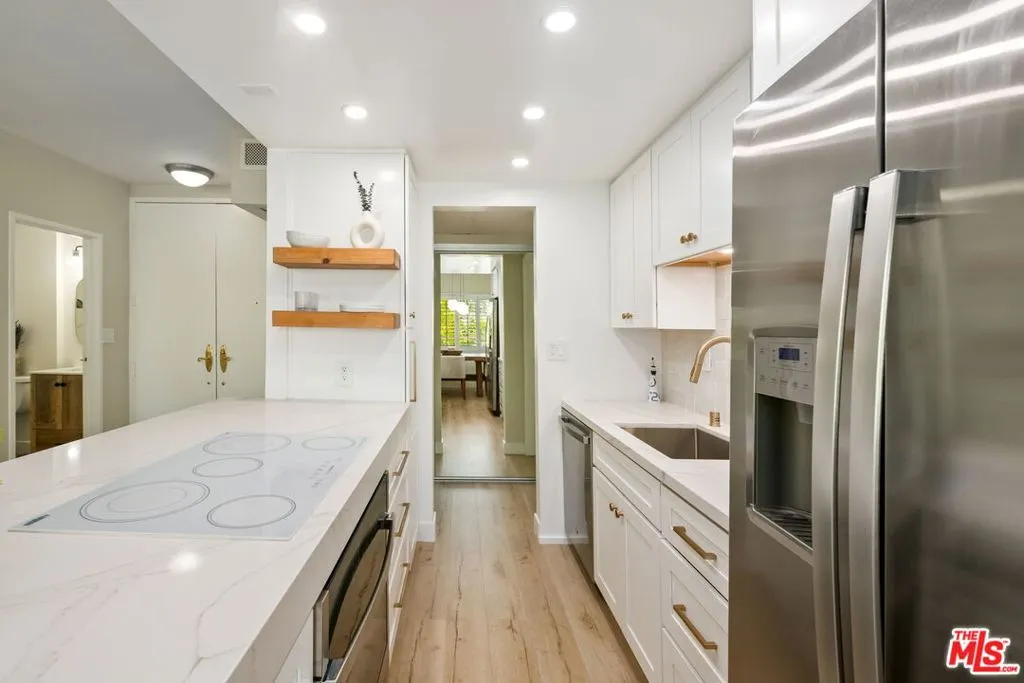 West Hollywood, California 90069, United States, 1 Bedroom Bedrooms, ,2 BathroomsBathrooms,Residential,Active,19838