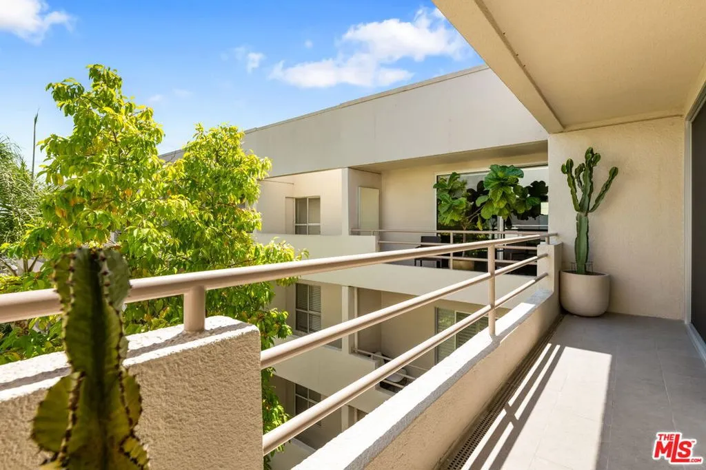 West Hollywood, California 90069, United States, 1 Bedroom Bedrooms, ,2 BathroomsBathrooms,Residential,Active,19838