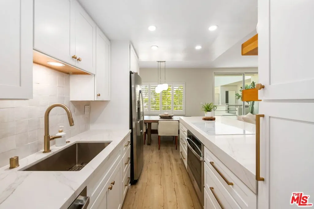 West Hollywood, California 90069, United States, 1 Bedroom Bedrooms, ,2 BathroomsBathrooms,Residential,Active,19838