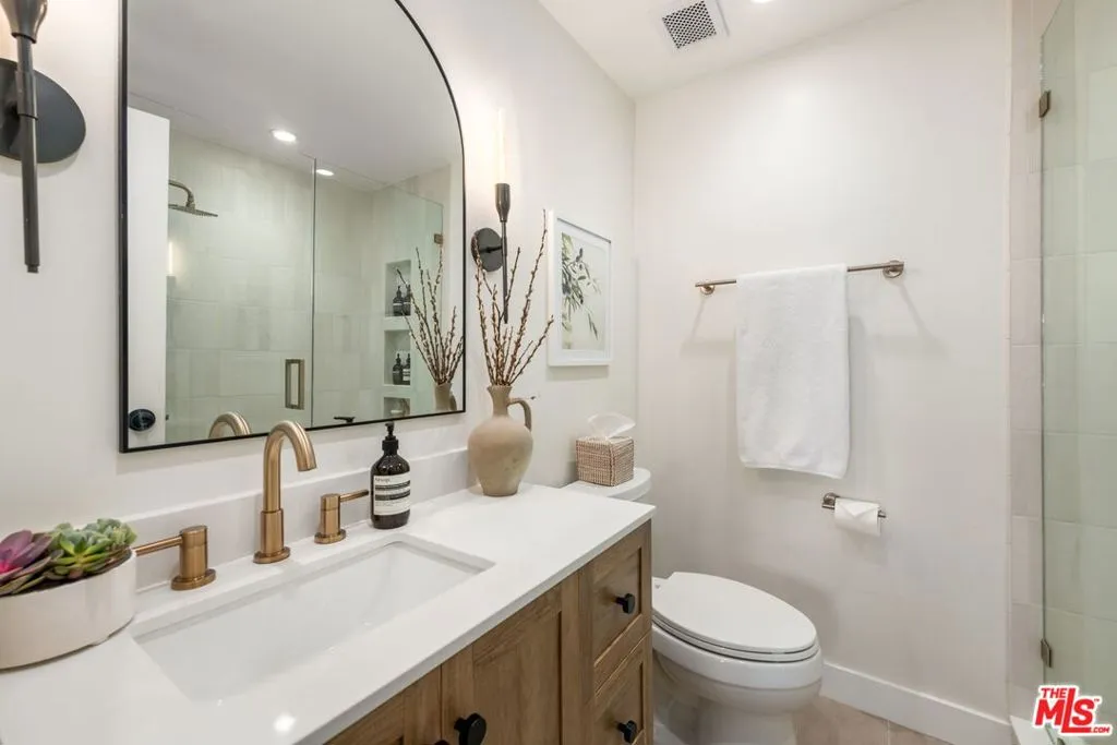 West Hollywood, California 90069, United States, 1 Bedroom Bedrooms, ,2 BathroomsBathrooms,Residential,Active,19838