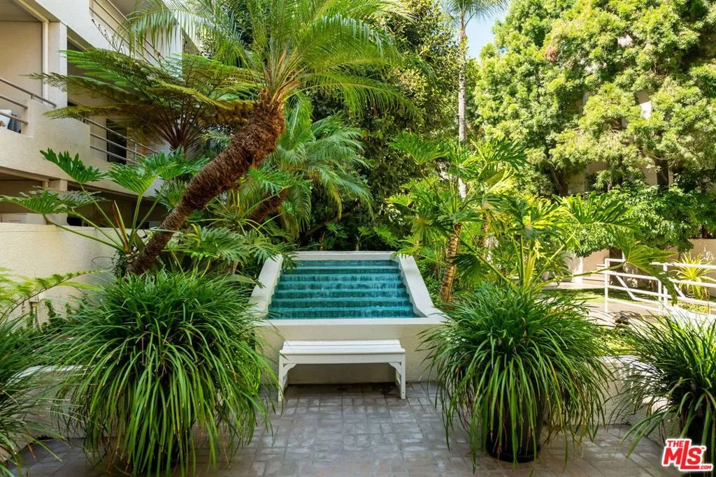 West Hollywood, California 90069, United States, 1 Bedroom Bedrooms, ,2 BathroomsBathrooms,Residential,Active,19838