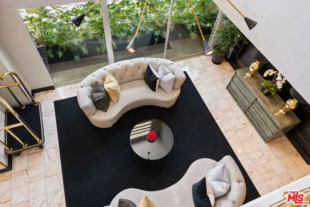 West Hollywood, California 90069, United States, 1 Bedroom Bedrooms, ,2 BathroomsBathrooms,Residential,Active,19838