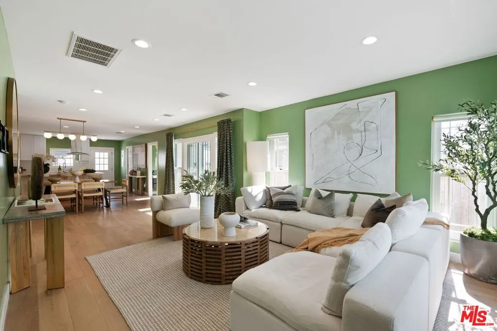 Los Angeles, California 90019, United States, 3 Bedrooms Bedrooms, ,3 BathroomsBathrooms,Residential,Active,5259