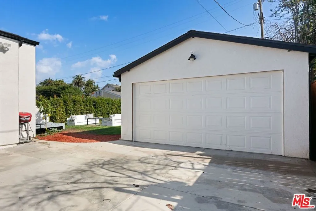 Los Angeles, California 90019, United States, 3 Bedrooms Bedrooms, ,3 BathroomsBathrooms,Residential,Active,5259