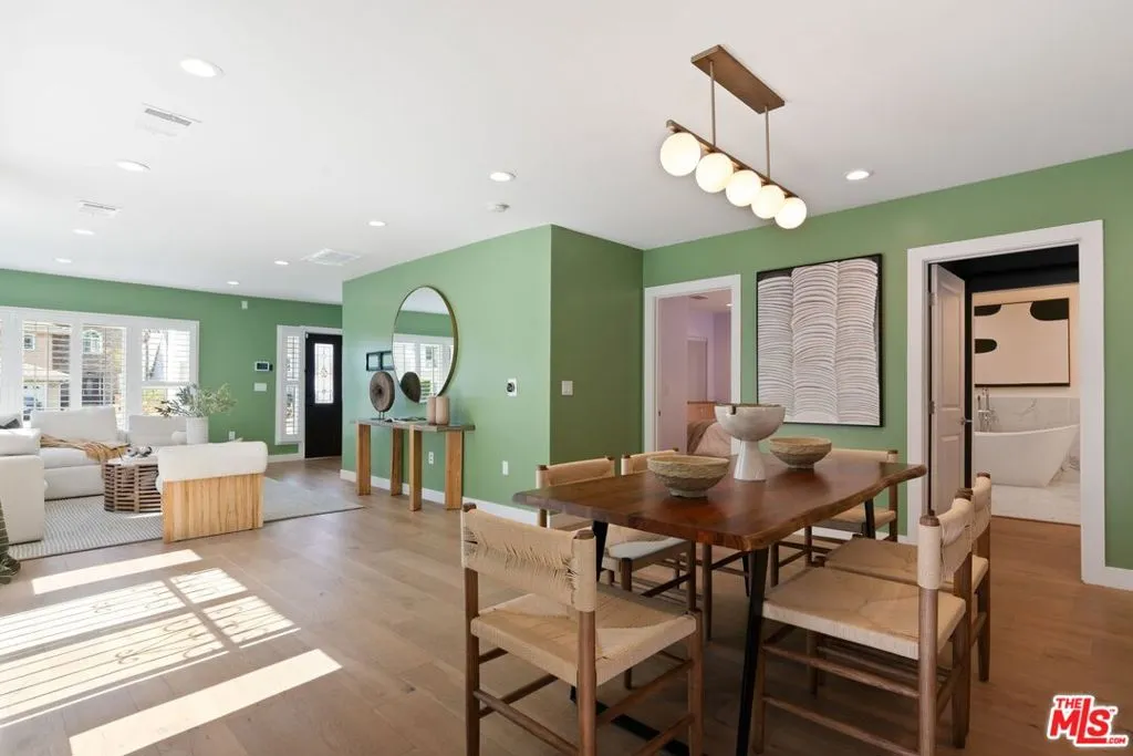 Los Angeles, California 90019, United States, 3 Bedrooms Bedrooms, ,3 BathroomsBathrooms,Residential,Active,5259