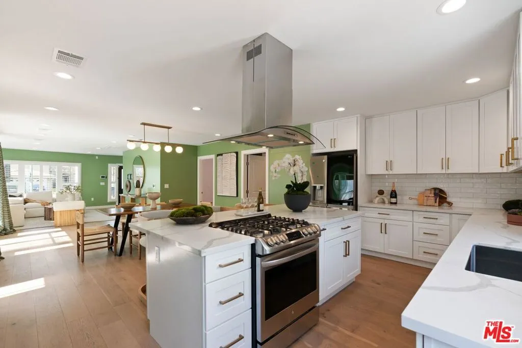 Los Angeles, California 90019, United States, 3 Bedrooms Bedrooms, ,3 BathroomsBathrooms,Residential,Active,5259