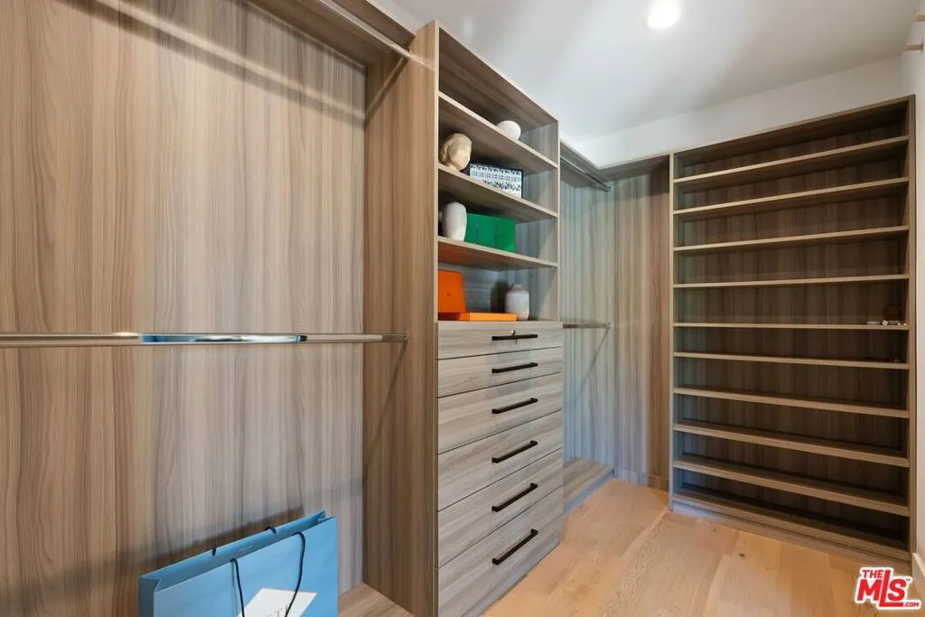 Los Angeles, California 90019, United States, 3 Bedrooms Bedrooms, ,3 BathroomsBathrooms,Residential,Active,5259