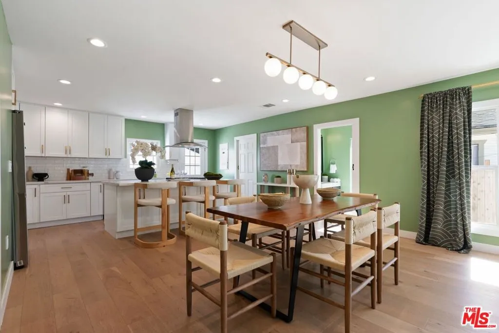 Los Angeles, California 90019, United States, 3 Bedrooms Bedrooms, ,3 BathroomsBathrooms,Residential,Active,5259