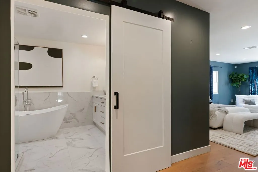 Los Angeles, California 90019, United States, 3 Bedrooms Bedrooms, ,3 BathroomsBathrooms,Residential,Active,5259