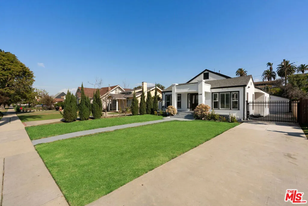 Los Angeles, California 90019, United States, 3 Bedrooms Bedrooms, ,3 BathroomsBathrooms,Residential,Active,5259